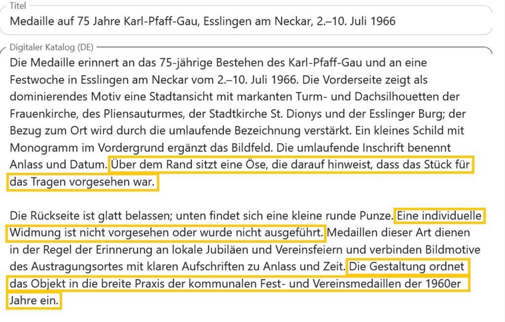 Zwei digitale Textfelder jeweils mit einer Überschrift. "Titel" und "Digitaler Katalog (DE)". Darunter Text mit Markierungen, die auf die Fehler der KI hinweisen.