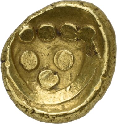 Eine goldene Münze, verziert mit einem Halsring und fünf Münzen. 