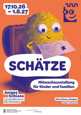 Das Maskottchen des Kindermuseums sitzt in einer Schatzkiste und liest eine Schatzkarte.
